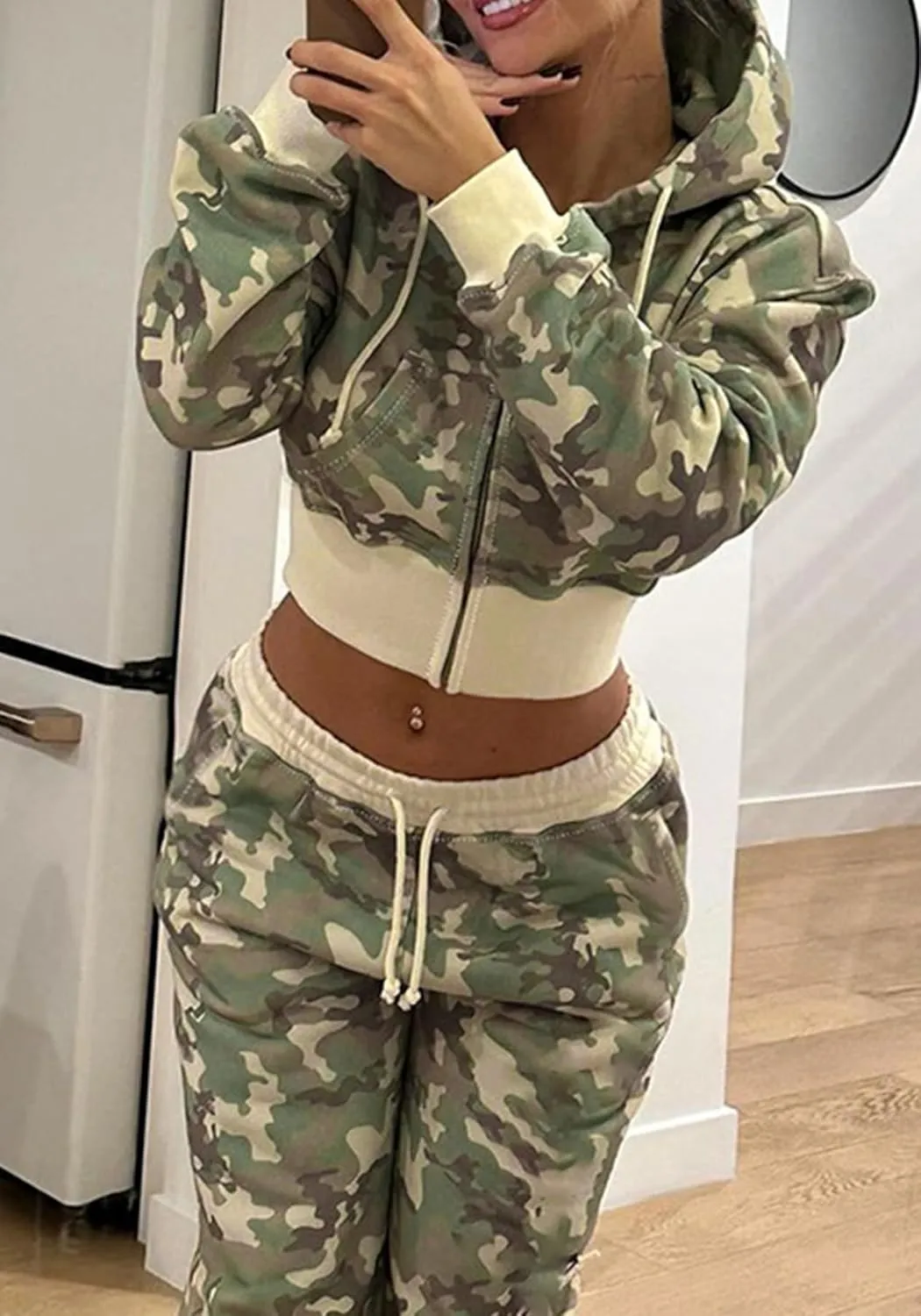 LETSVDO Women's 2 Piece Outfits Sweatsuit Camo Zip Up Crop Hoodie Sweatshirt Y2k Wide Leg Camouflage Sweatpants Set