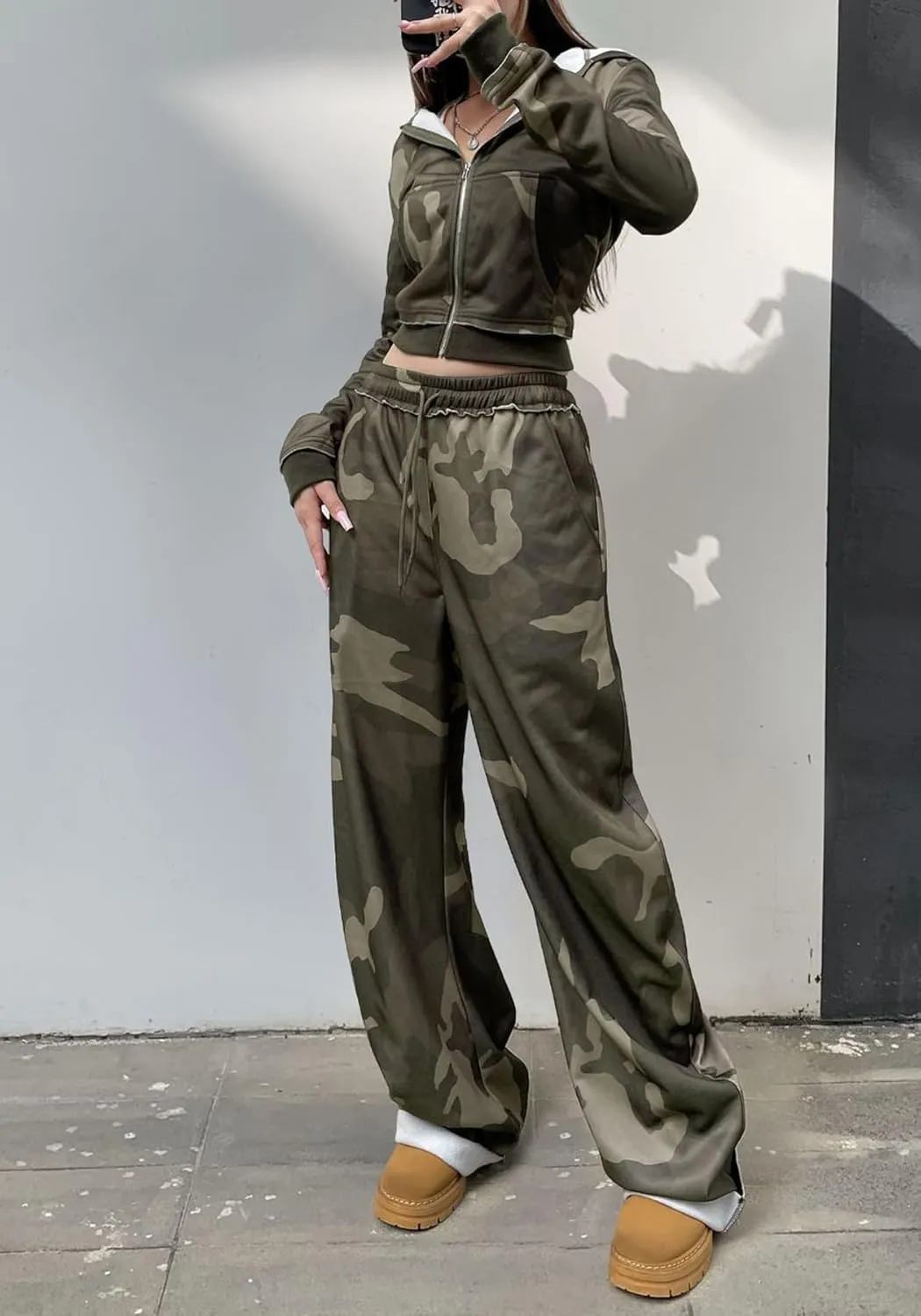 LETSVDO Women's 2 Piece Outfits Sweatsuit Camo Zip Up Crop Hoodie Sweatshirt Y2k Wide Leg Camouflage Sweatpants Set
