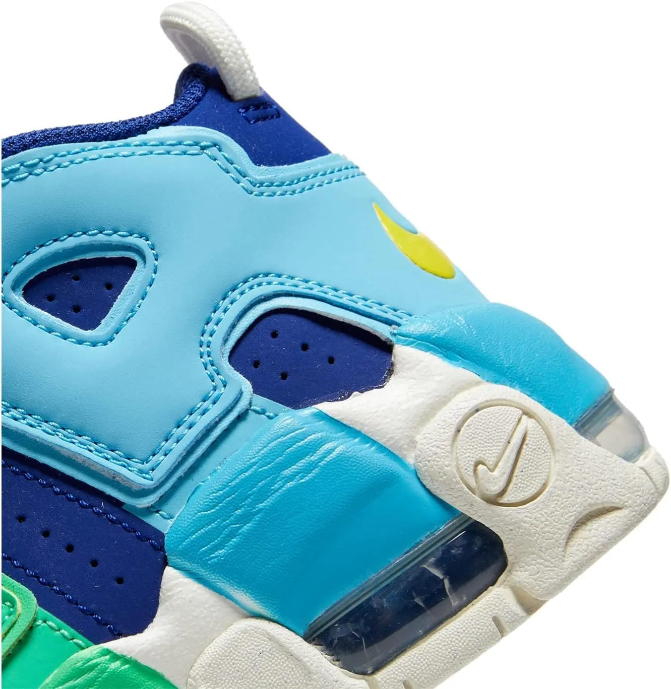 Nike boys Air More Uptempo (Big Kid)