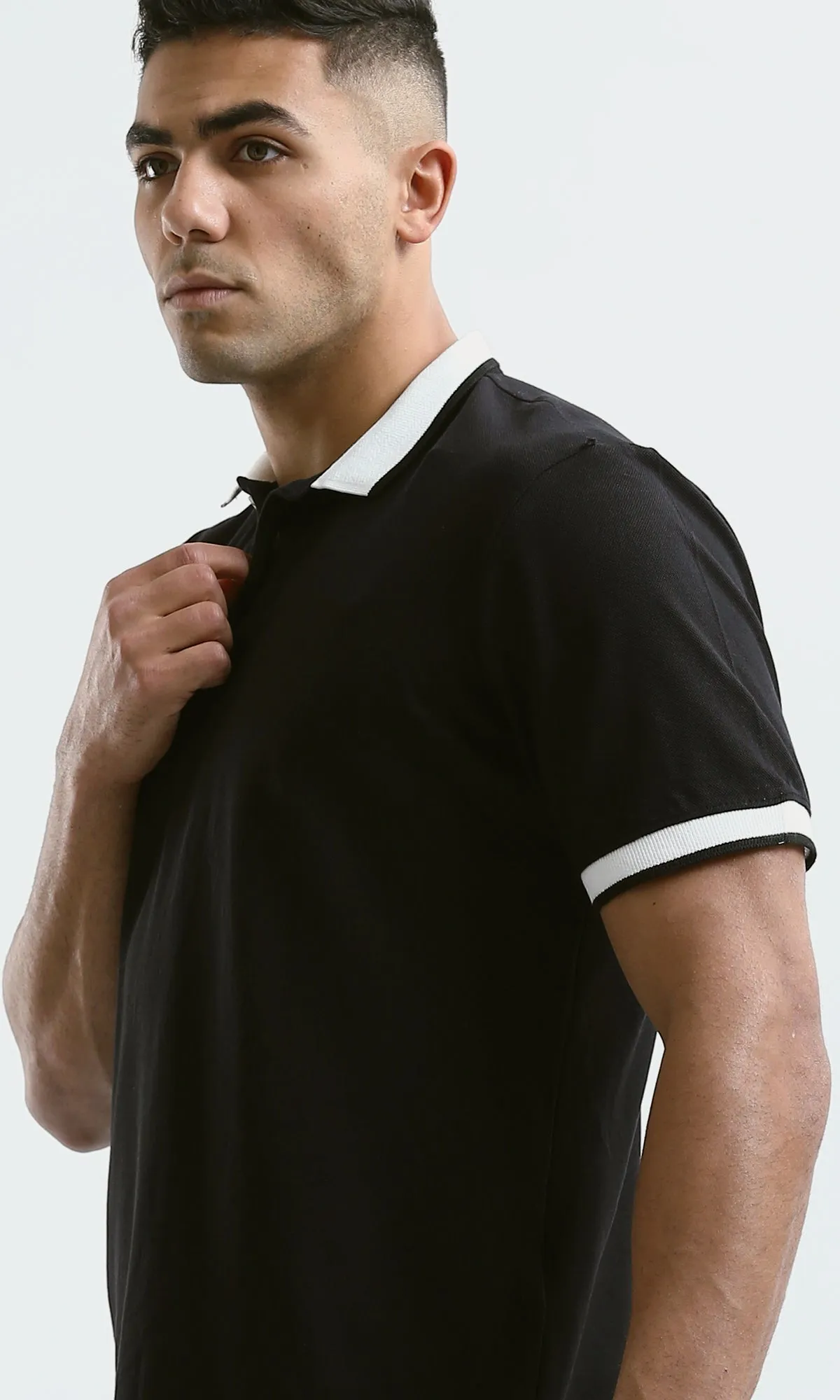 O189610 Elegant Black Polo Shirt With Lined Sleeves
